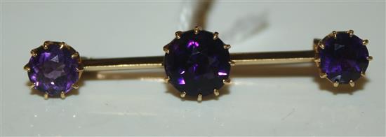 18ct gold bar brooch claw-set with three amethysts and safety chain(-)